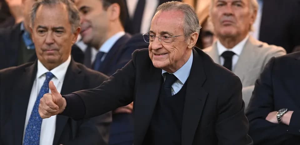 Hombre sonriendo y levantando pulgar en evento