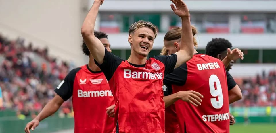 Jugador de Bayer 04 celebrando con compañeros de equipo