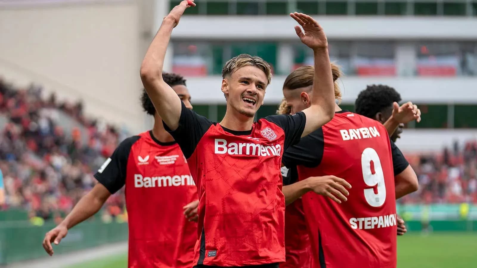 Jugador de Bayer 04 celebrando con compañeros de equipo