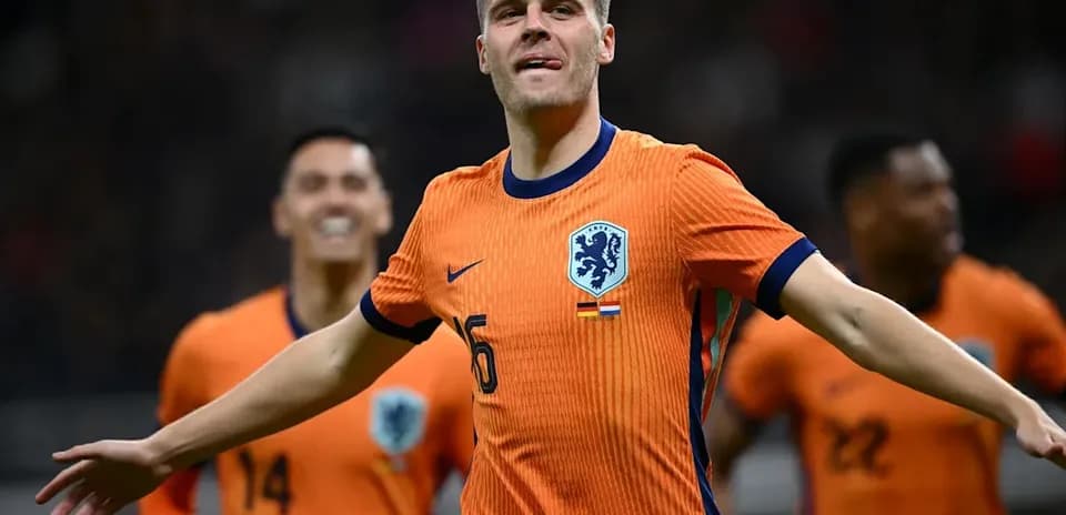 Jugador de Países Bajos celebrando un gol con compañeros