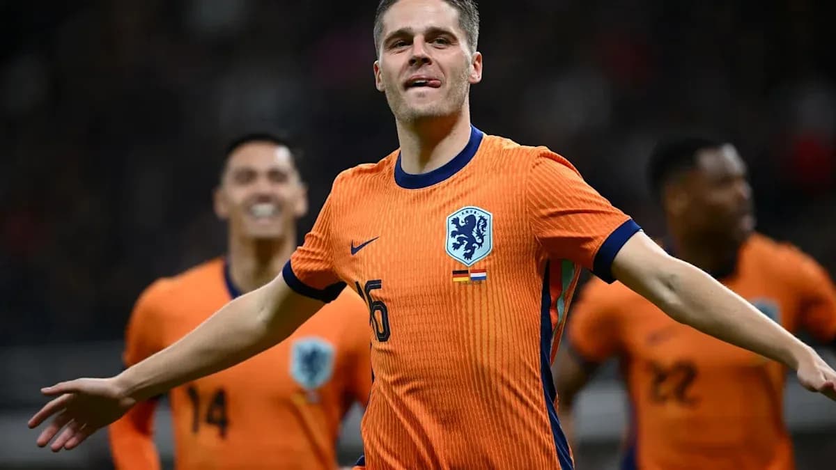 Jugador de Países Bajos celebrando un gol con compañeros
