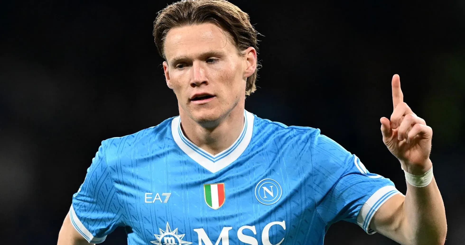 Jugador de Napoli señalando durante el partido