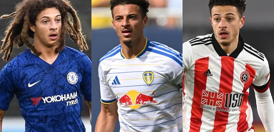 Tres jugadores de fútbol en sus respectivas camisetas