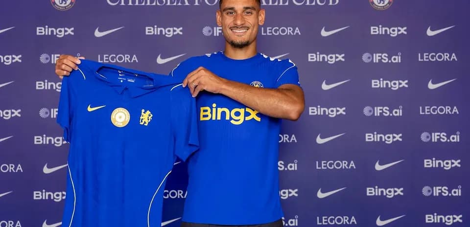 Jugador presenta camiseta de Chelsea en conferencia
