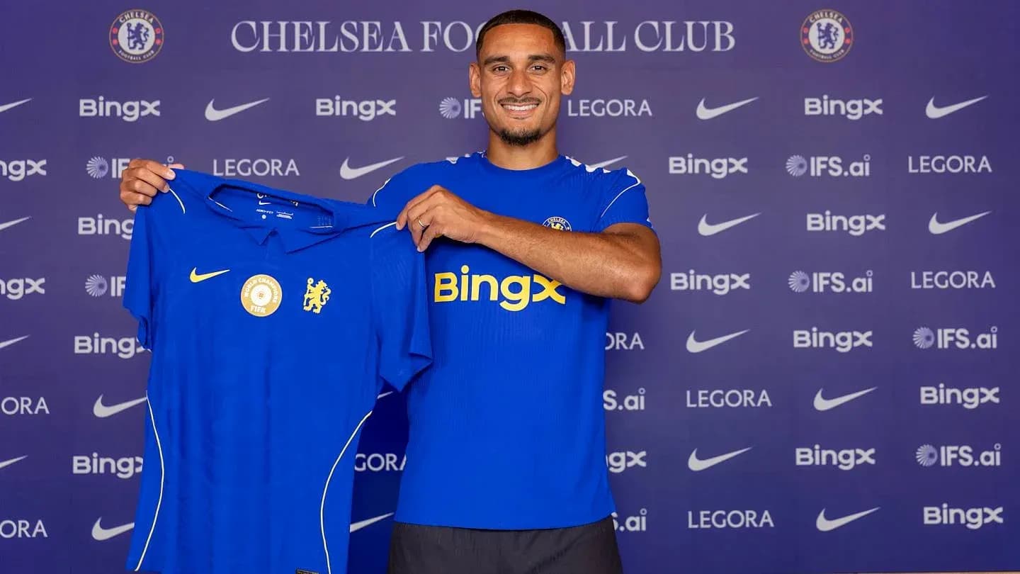 Jugador presenta camiseta de Chelsea en conferencia