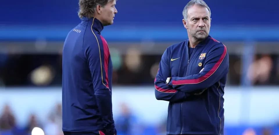 Entrenadores de Barça conversando antes del partido