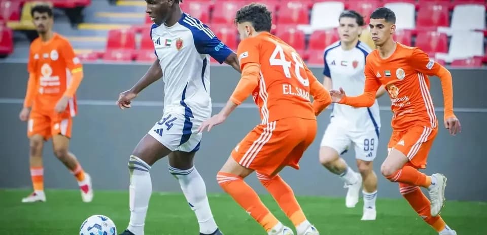 Jugadores compitiendo en el partido Khorfakkan U23
