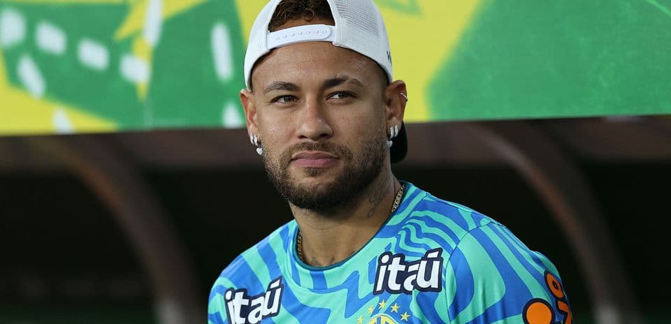 Jugador con camiseta de Brasil en el banquillo