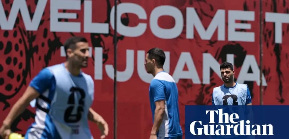 Jugadores entrenando frente a un mural en Tijuana