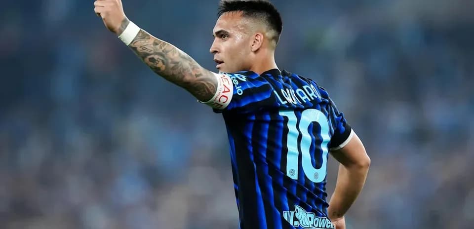 Jugador levantando la mano en el campo de fútbol
