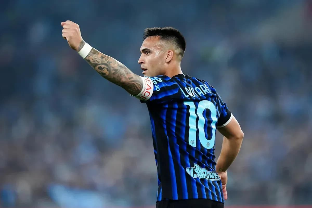 Jugador levantando la mano en el campo de fútbol