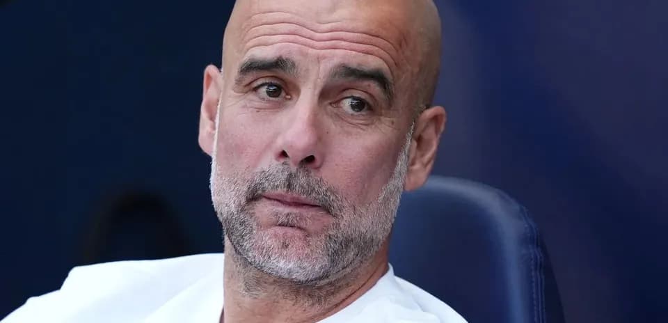 Entrenador sentado en el banquillo del partido
