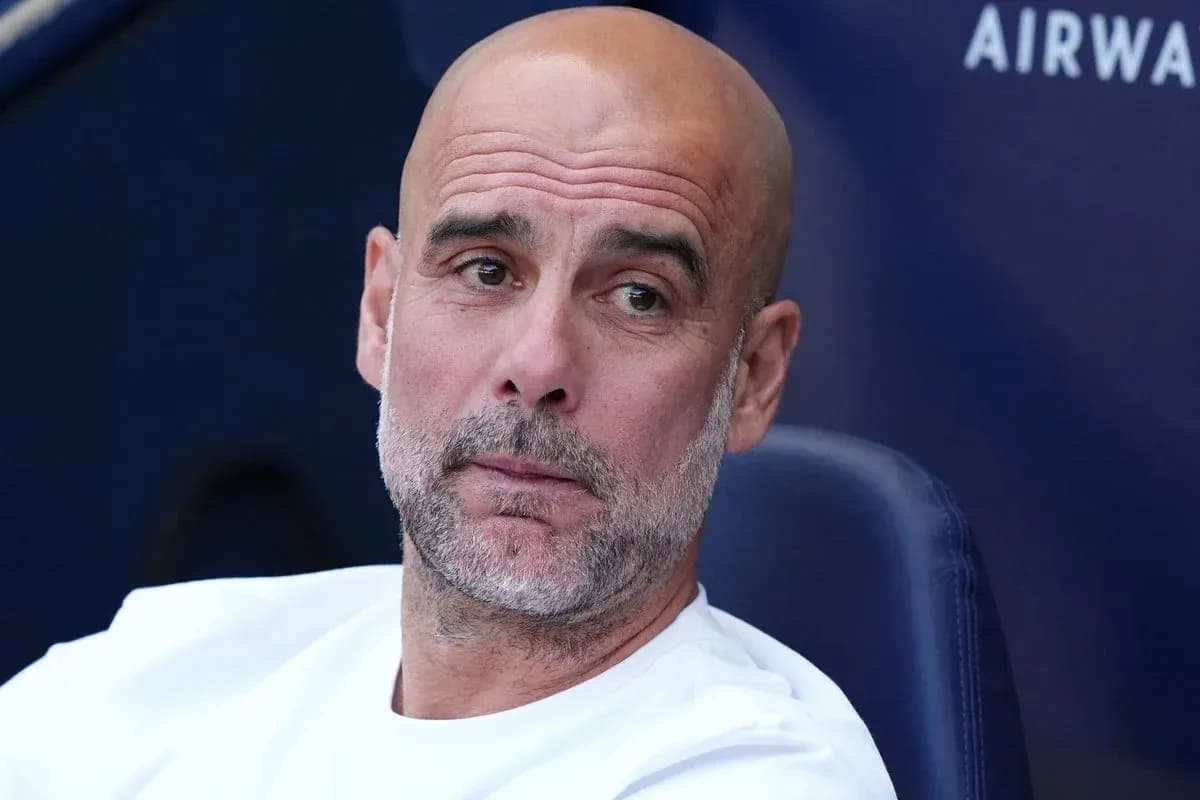 Entrenador sentado en el banquillo del partido