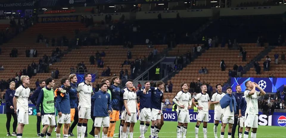 Jugadores de equipo celebrando tras el partido