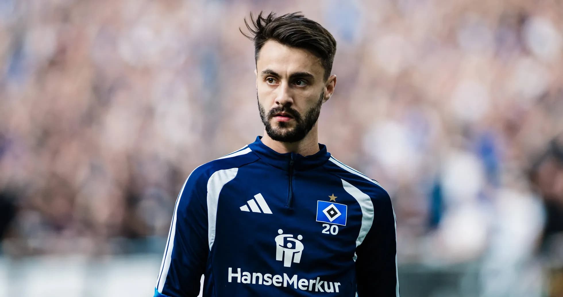 Jugador de fútbol con camiseta de Hamburg SV en campo