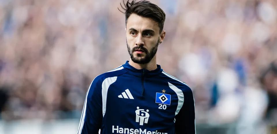 Jugador de fútbol con camiseta de Hamburg SV en campo