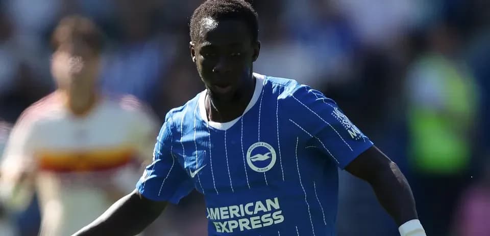 Jugador de Brighton corriendo con el balón durante el partido
