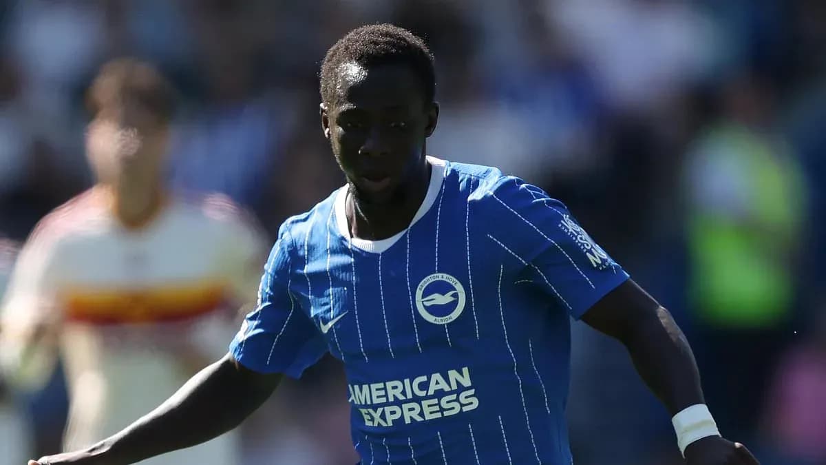Jugador de Brighton corriendo con el balón durante el partido