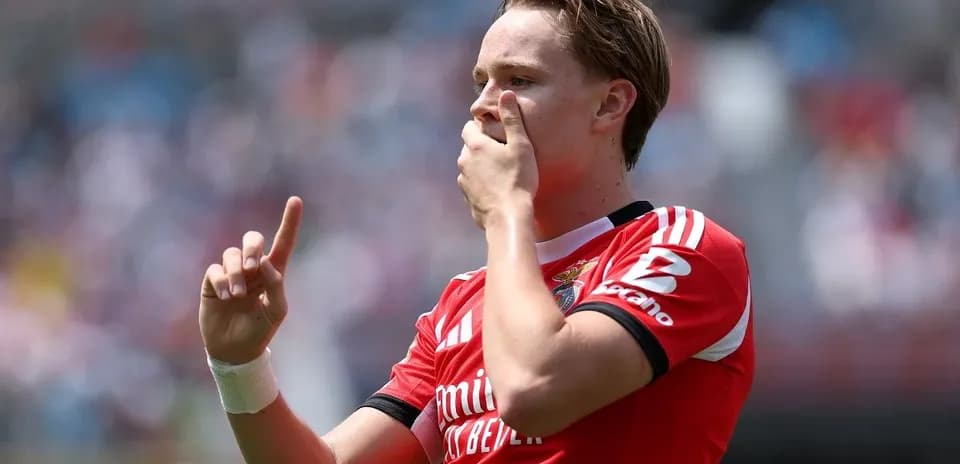 Jugador señalando mientras celebra un gol