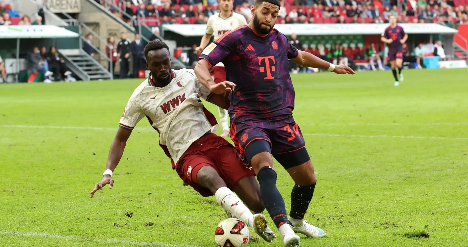 Jugadores luchando por el balón durante el partido