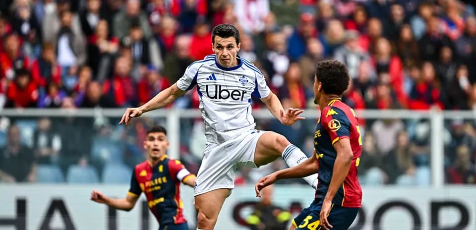 Jugadores de Genoa y Como en acción
