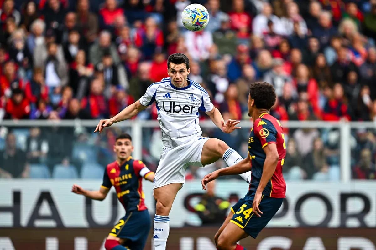 Jugadores de Genoa y Como en acción