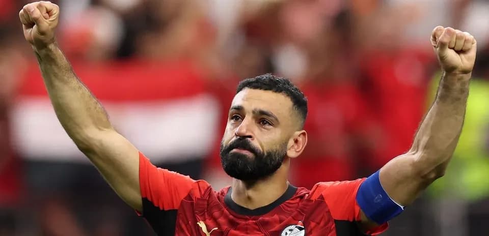 Jugador levantando el puño en celebración durante partido