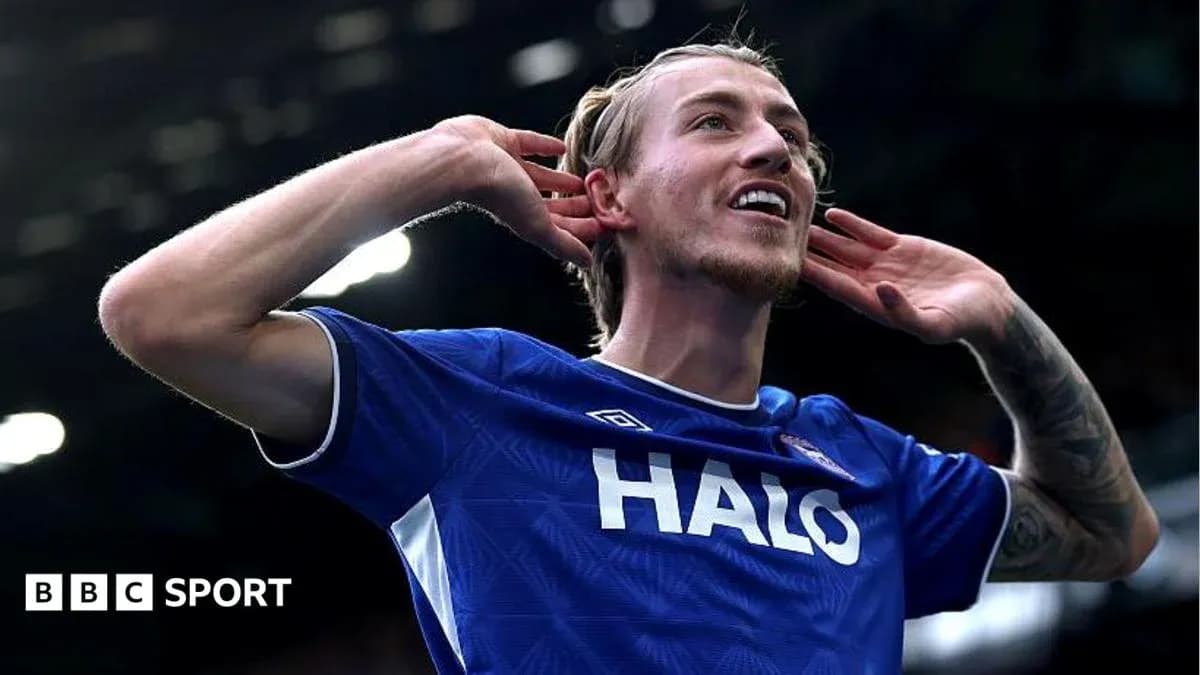 Jugador celebrando con gesto de escucha en el campo