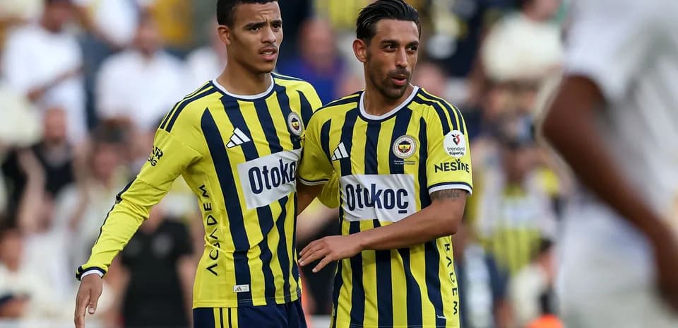 Dos jugadores de Fenerbahçe en el campo durante el partido