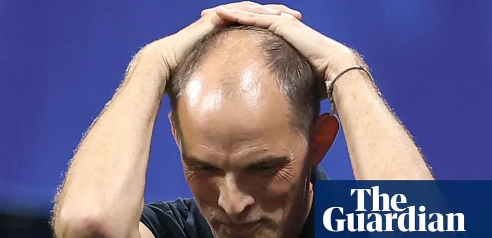 Entrenador tocándose la cabeza durante el partido