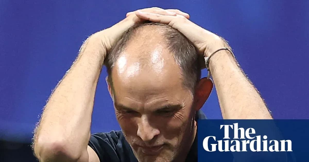 Entrenador tocándose la cabeza durante el partido