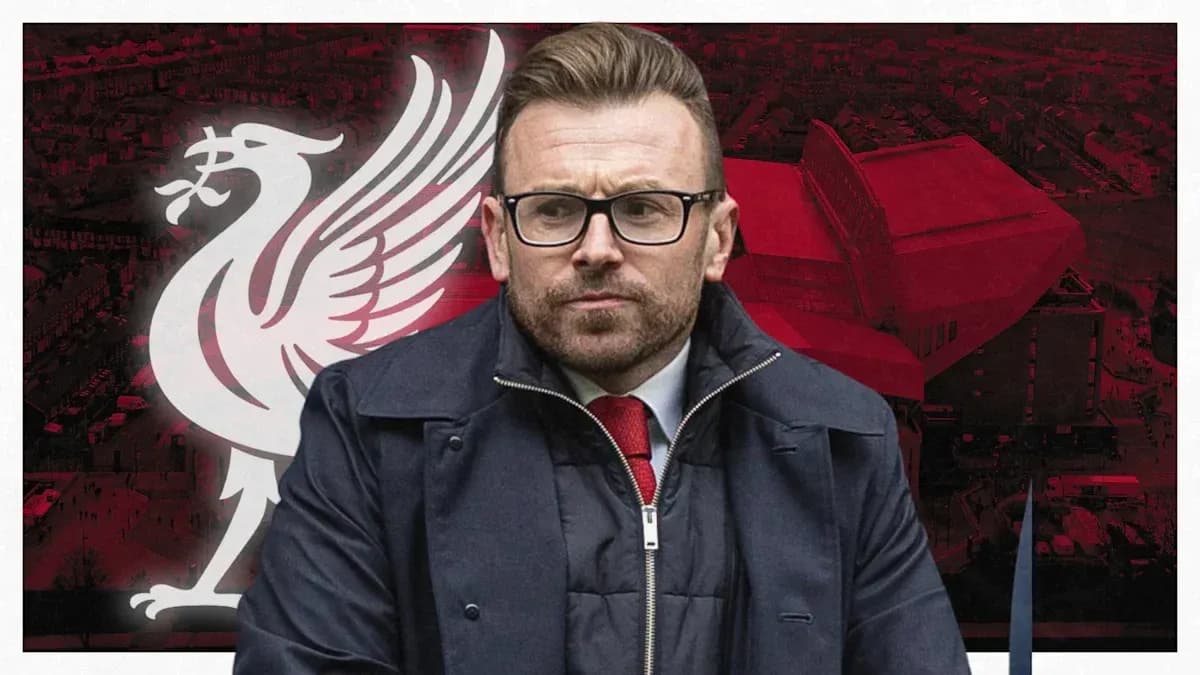 Persona con gafas frente al logo de Liverpool