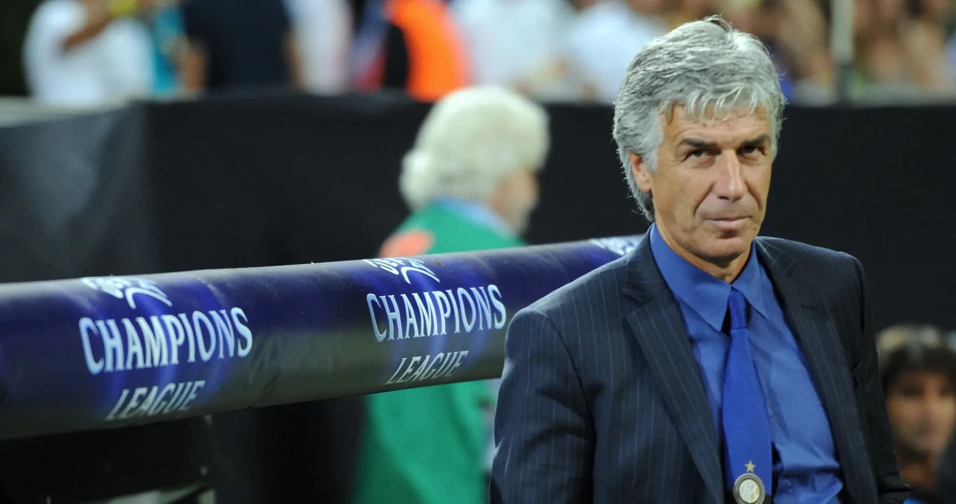 Entrenador en el banquillo durante la Champions League