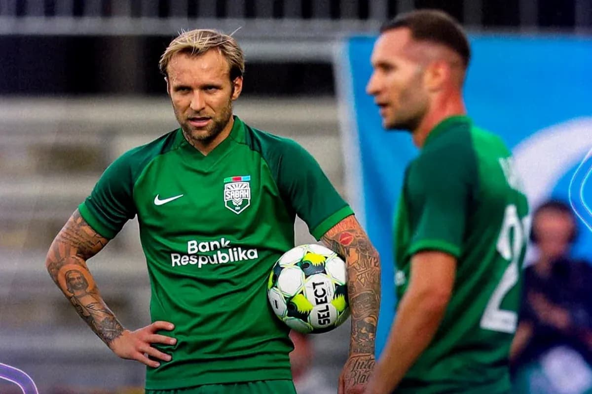 Jugadores de Sabah FA en entrenamiento con balón