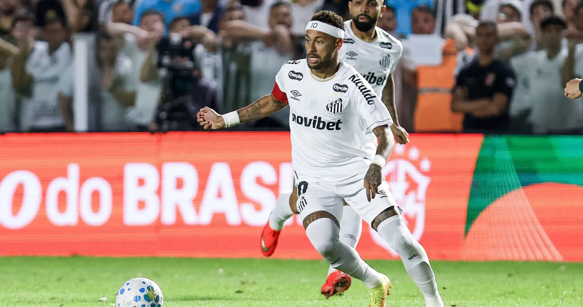 Neymar corriendo con el balón durante el partido