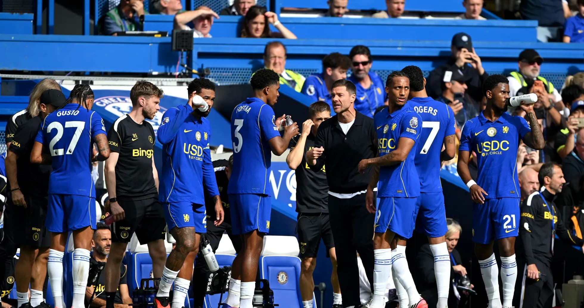 Jugadores de Chelsea en el banquillo durante el partido