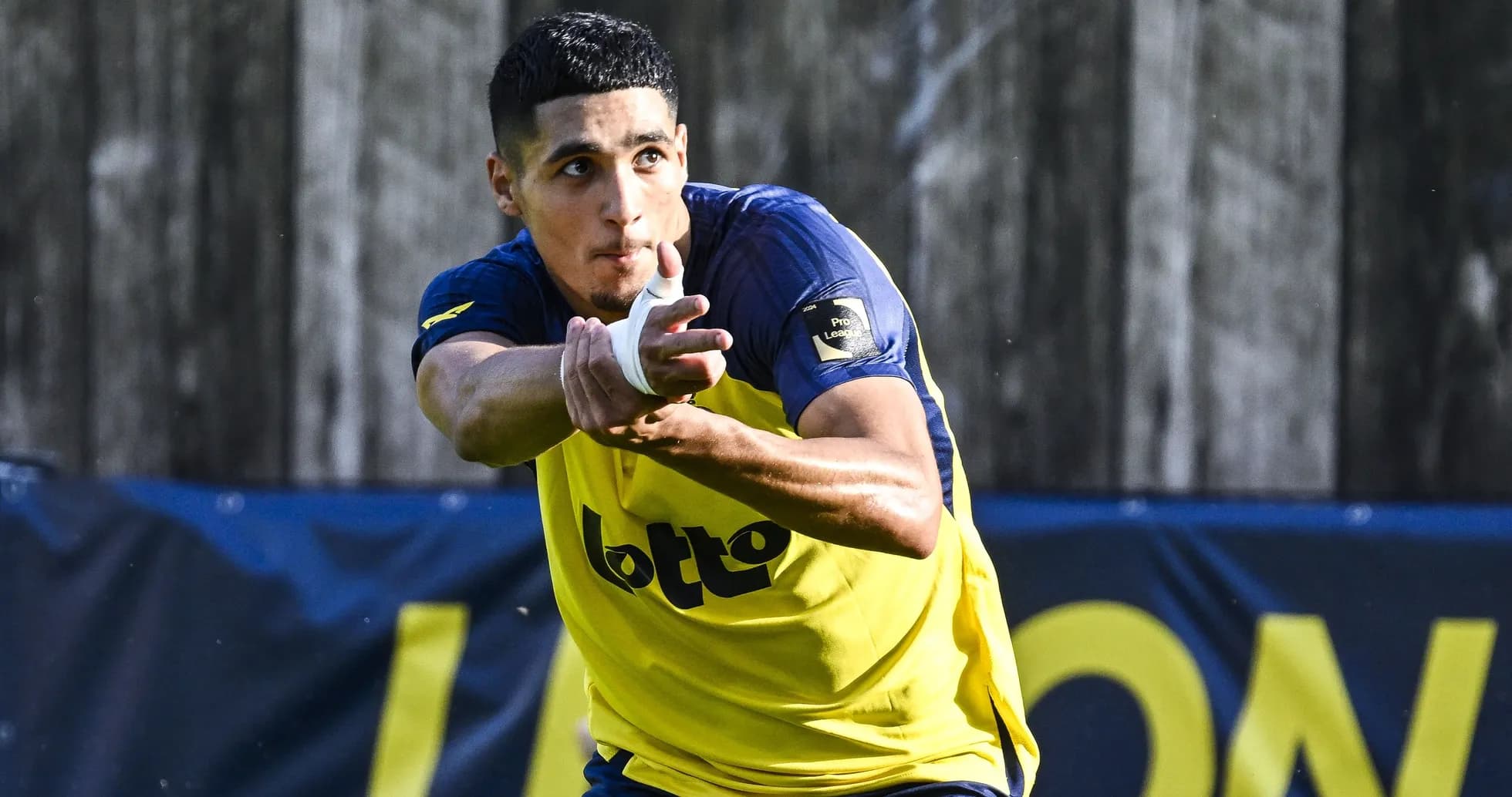 Jugador en entrenamiento lanzando el balón