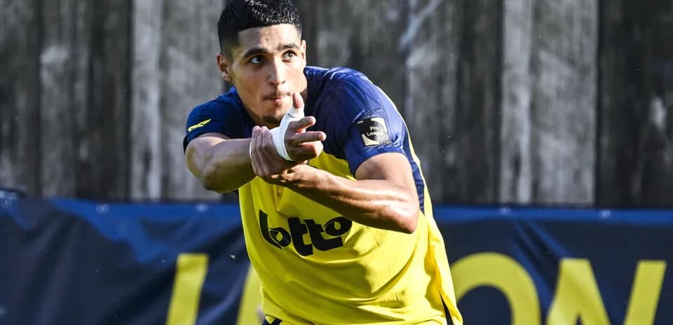 Jugador en entrenamiento lanzando el balón