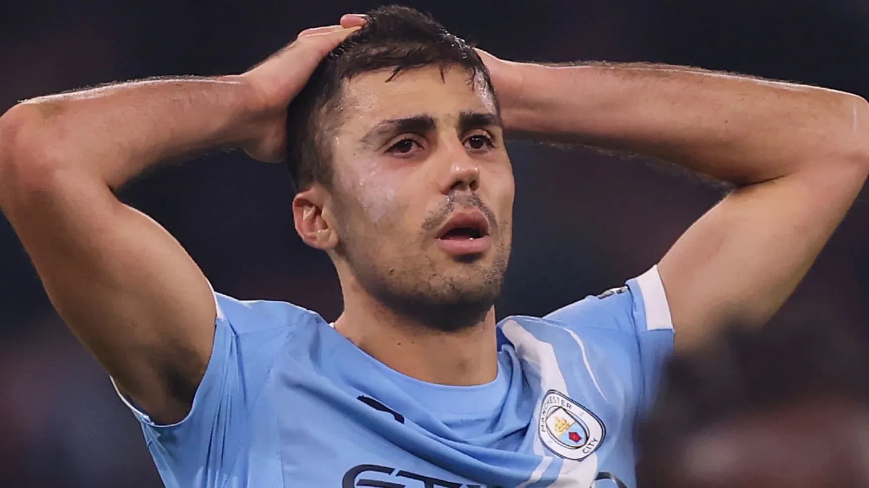Jugador de Manchester City con las manos en la cabeza