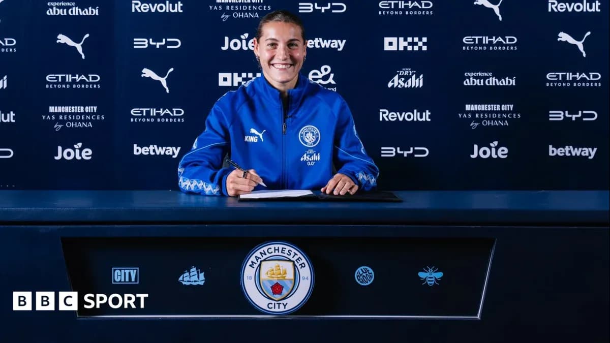 Jugadora firmando contrato en mesa de prensa