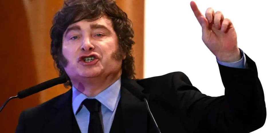 Orador gesticulando durante una conferencia