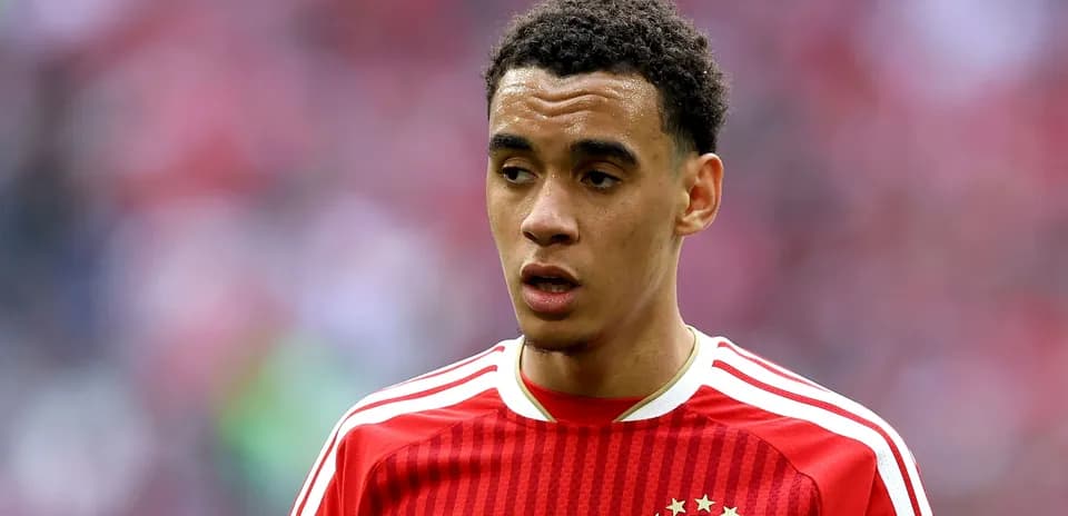 Jugador de Bayern Múnich en uniforme rojo en el campo