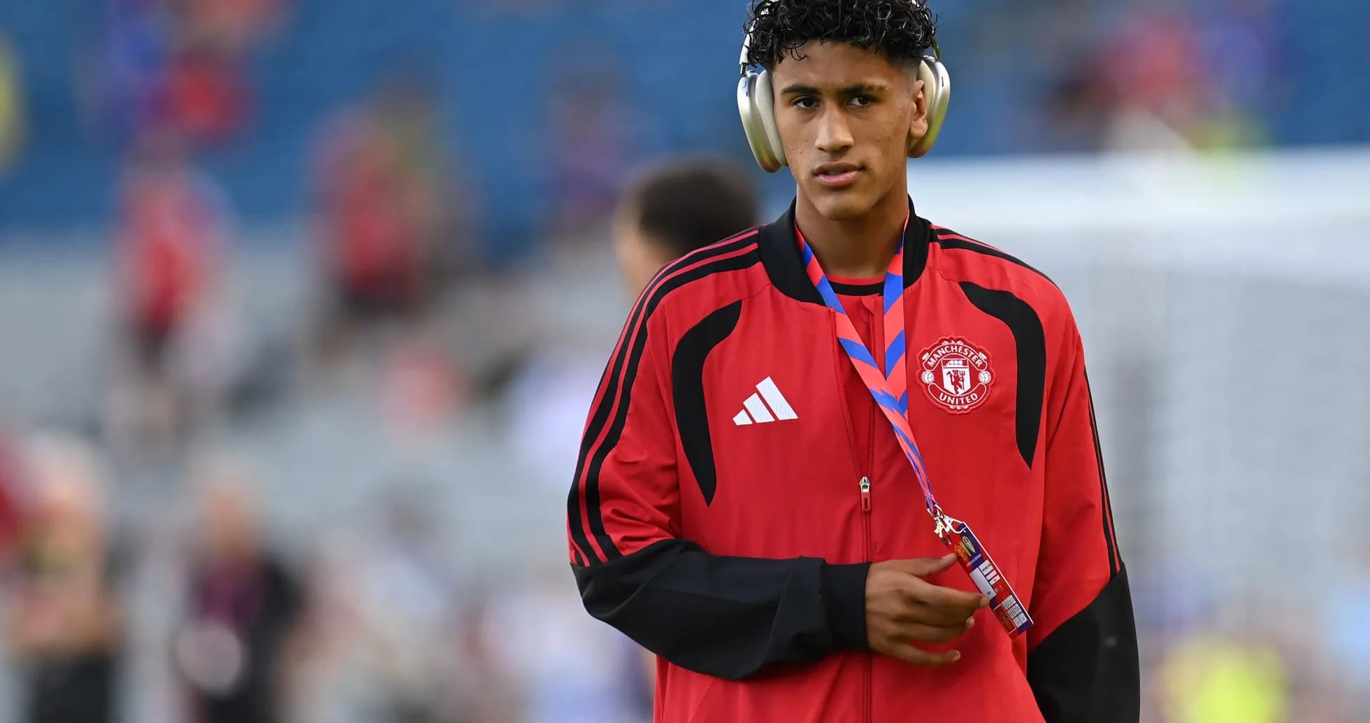 Jugador de Manchester United con auriculares y medalla