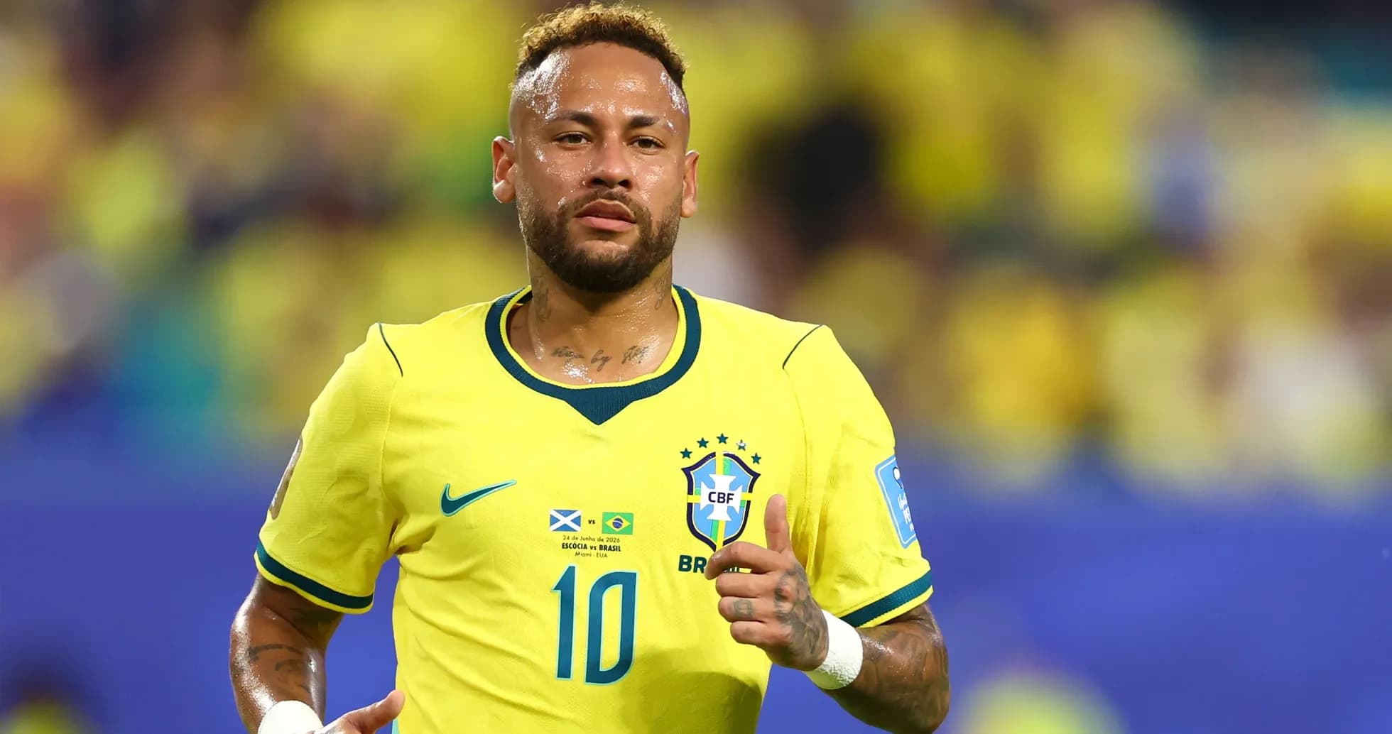 Neymar corriendo durante un partido con Brasil