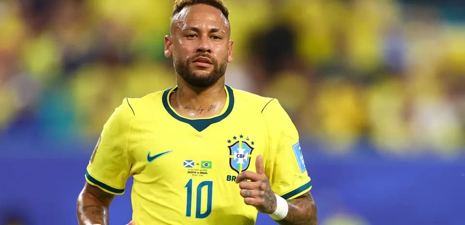 Neymar corriendo durante un partido con Brasil