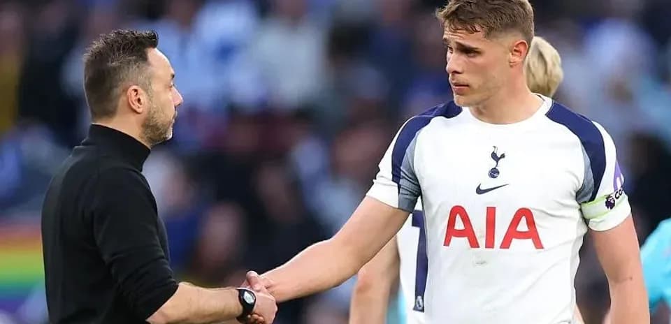 Entrenador y jugador de Tottenham se estrechan manos
