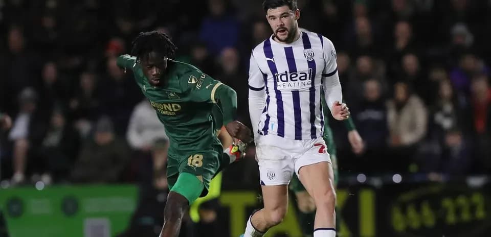 Jugador de West Bromwich persiguiendo a oponente en partido