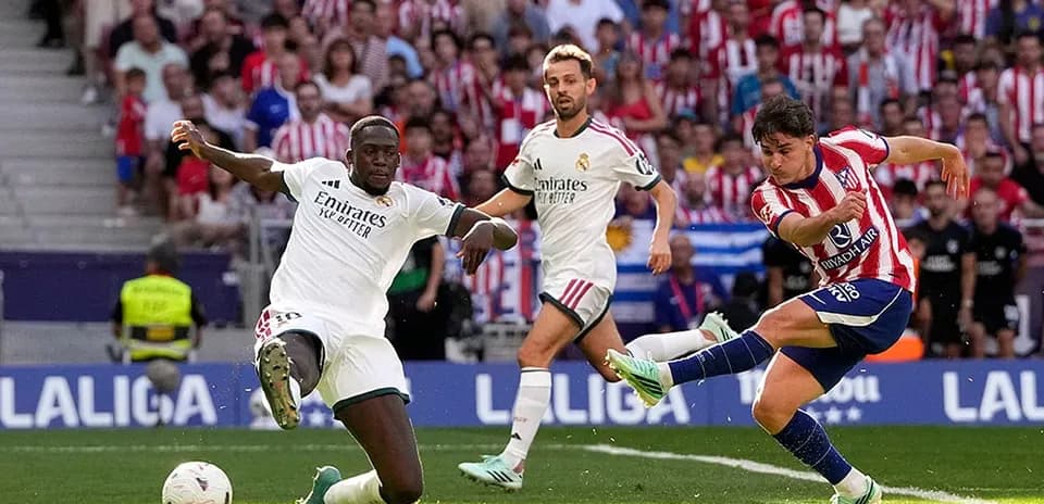 Jugador de Atlético Madrid disparando a puerta