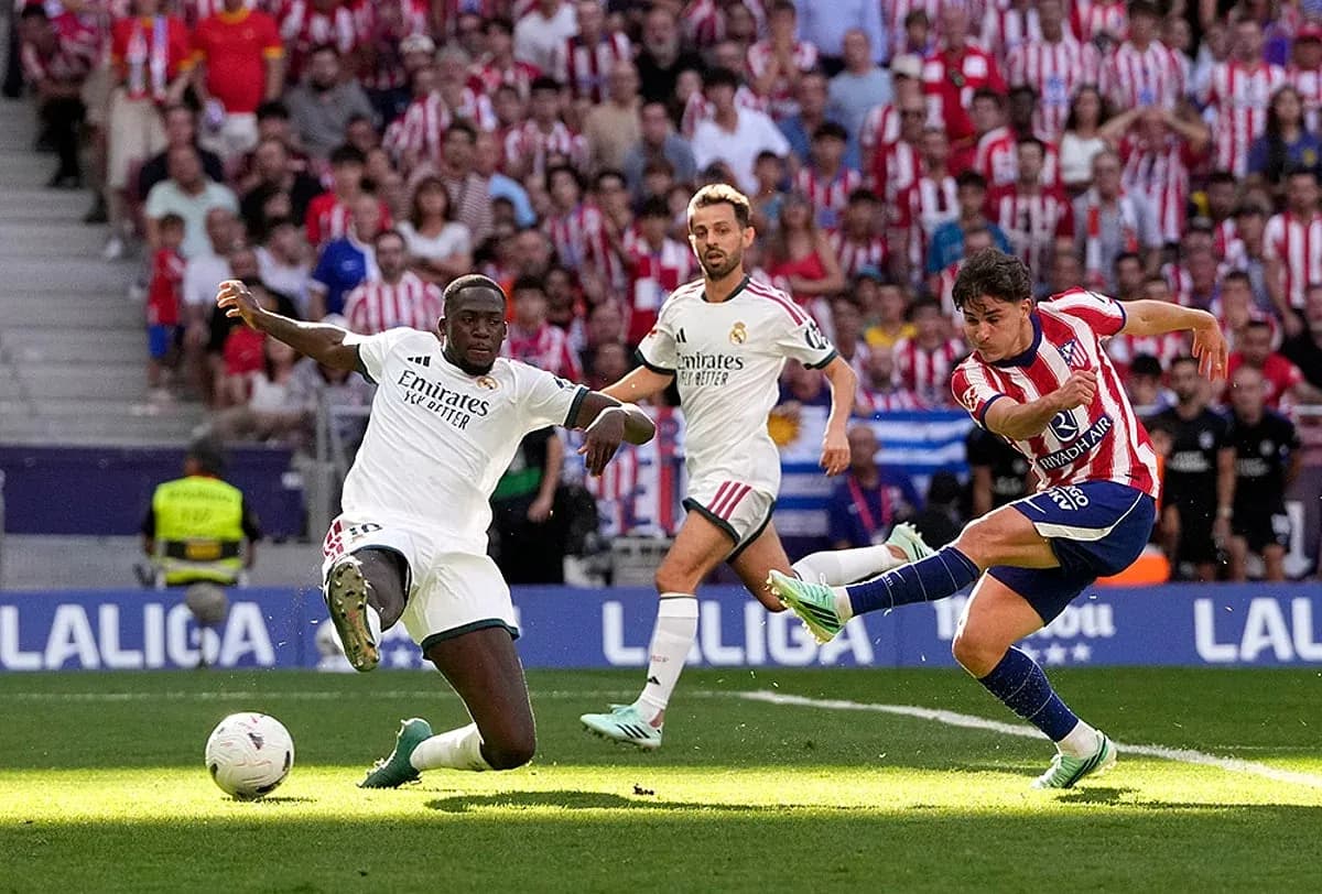 Jugador de Atlético Madrid disparando a puerta