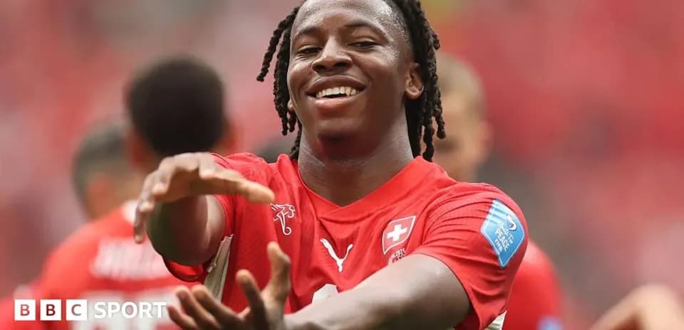 Jugador suizo sonriendo y celebrando en el campo